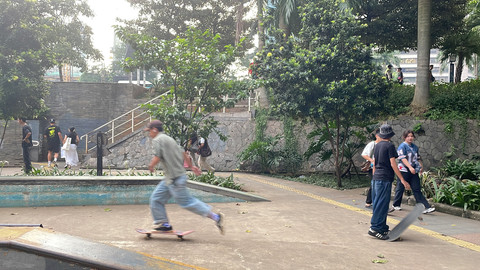 Salah satu pemain skateboard, Amal (24 tahun), saat ditemui di Dukuh Atas Skatepark, Kuningan, Jakarta, Sabtu (31/5/2025). Foto: Fadhil Pramudya/kumparan