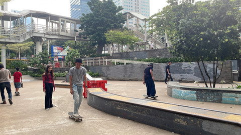 Salah satu pemain skateboard, Amal (24 tahun), saat ditemui di Dukuh Atas Skatepark, Kuningan, Jakarta, Sabtu (31/5/2025). Foto: Fadhil Pramudya/kumparan
