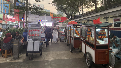 Suasana jejeran kuliner yang berada di sekitar Stasiun Sudirman, Jakarta, Sabtu (31/5/2025) sore. Foto: Fadhil Pramudya/kumparan