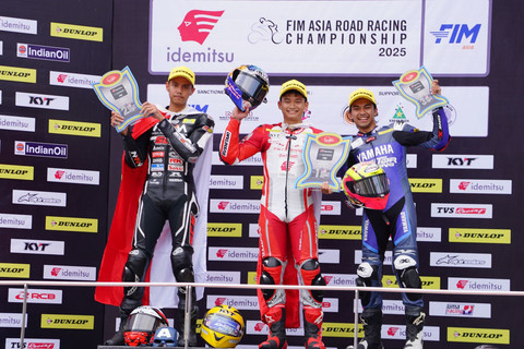 Fadillah Arbi Aditama (tengah) di podium Asia Road Racing Championship (ARRC) 2025 seri Sepang, Malaysia yang digelar Sabtu, 31 Mei 2025. Foto: AHM