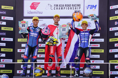 Adenanta Putra (tengah) di podium Asia Road Racing Championship (ARRC) 2025 seri Sepang, Malaysia yang digelar Sabtu, 31 Mei 2025. Foto: AHM