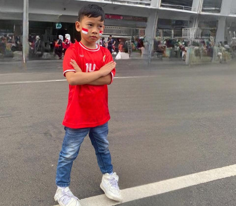 Rumi Ibrahim, seorang bocah asal Lampung Utara terpilih menjadi pendamping Timnas Indonesia pada pertandingan AFC Asian Qualifers Juni 2025 mendatang. | Foto: Istimewa 