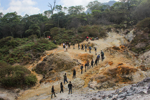 Pengunjung menikmati keindahan alam saat berwisata ke Kawah Ratu di Kawasan Taman Nasional Gunung Halimun Salak, Kabupaten Bogor, Jawa Barat, Sabtu (31/5/2025). Foto: ANTARA FOTO/Fathul Habib Sholeh
