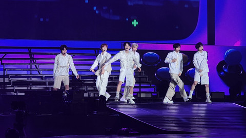 Penampilan NCT WISH saat konser LOG in Jakarta yang digelar di Tennis Indoor Senayan, Sabtu (31/5). Foto: Ela Nurlaela/kumparan