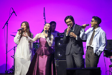 Penyanyi Krisdayanti, Danilla Riyadi, Adikara dan Bilal Indrajaya menyanyikan hits milik mendiang Titiek Puspa di Java Jazz 2025, JIExpo Kemayoran, Jakarta, Sabtu (31/5/2025). Foto: Iqbal Firdaus/kumparan