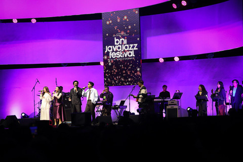Penyanyi Krisdayanti, Danilla Riyadi, Adikara dan Bilal Indrajaya menyanyikan hits milik mendiang Titiek Puspa di Java Jazz 2025, JIExpo Kemayoran, Jakarta, Sabtu (31/5/2025). Foto: Iqbal Firdaus/kumparan