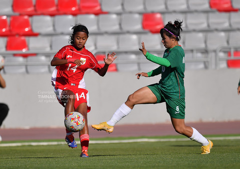 Aksi Timnas Wanita Indonesia saat menghadapi Bangladesh dalam FIFA Women's Matchday di Yordania, Sabtu (31/5). Foto: PSSI