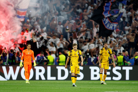 Pemain Inter Milan tertunduk lesu usai pemain Paris Saint Germain mencetak gol pada pertandingan final Liga Champions di Munich Stadium, Munich, Jerman, Sabtu (31/5/2025). Foto: Peter Cziborra/REUTERS