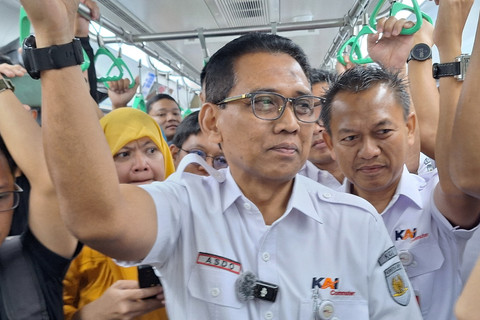 Direktur Utama KAI Commuter Asdo Artriviyanto perjalanan ke Bogor dengan KRL, Minggu (1/6/2025). Foto: Argya D. Maheswara/kumparan 