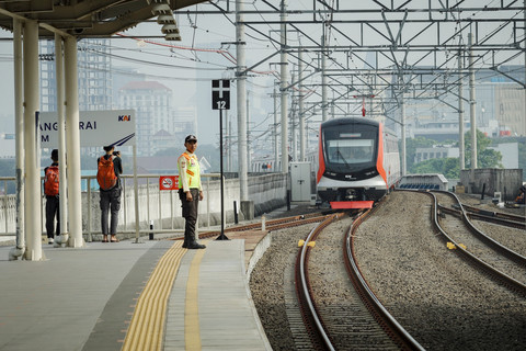 Rangkaian kereta rel listrik (KRL) CRRC tiba di Stasiun Manggarai, Jakarta, Minggu (1/6/2025). Foto: Jamal Ramadhan/kumparan