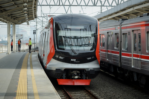 Rangkaian kereta rel listrik (KRL) CRRC tiba di Stasiun Manggarai, Jakarta, Minggu (1/6/2025). Foto: Jamal Ramadhan/kumparan