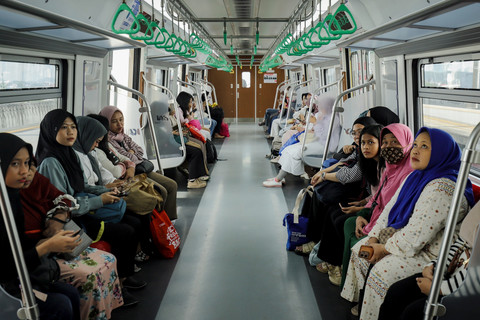 Warga menaiki rangkaian kereta rel listrik (KRL) CRRC menuju Stasiun Bogor, Minggu (1/6/2025). Foto: Jamal Ramadhan/kumparan