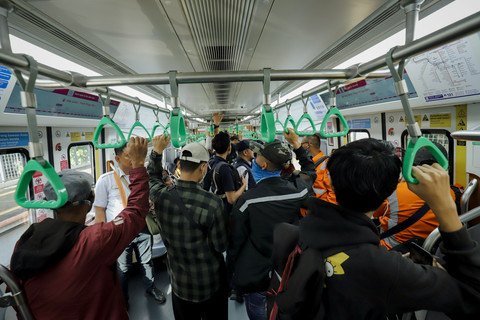 Warga menaiki rangkaian kereta rel listrik (KRL) CRRC menuju Stasiun Bogor, Minggu (1/6/2025). Foto: Jamal Ramadhan/kumparan