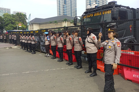 Polisi berjaga jelang aksi buruh dari Konfederasi Serikat Pekerja Nusantara (KSPN) di Kawasan Patung Kuda, Jakarta, Minggu (1/6/2025). Foto: Rayyan Farhansyah/kumparan