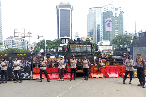 Polisi berjaga jelang aksi buruh dari Konfederasi Serikat Pekerja Nusantara (KSPN) di Kawasan Patung Kuda, Jakarta, Minggu (1/6/2025). Foto: Rayyan Farhansyah/kumparan