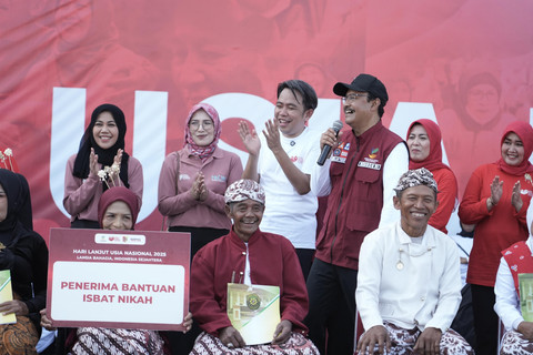 Menteri Sosial Saifullah Yusuf (Gus Ipul) menyapa para peserta isbat nikah di atas panggung saat peringatan Hari Lanjut Usia Nasional (HLUN) 2025 di alun-alun Jember, Jawa Timur, Sabtu (31/5/2025). Foto: Kemensos RI