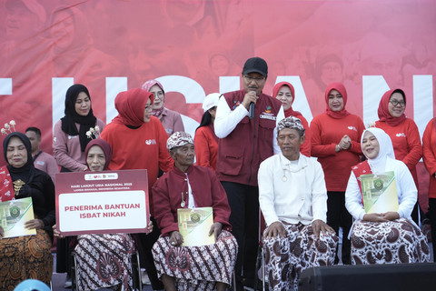 Menteri Sosial Saifullah Yusuf (Gus Ipul) menyapa para peserta isbat nikah di atas panggung saat peringatan Hari Lanjut Usia Nasional (HLUN) 2025 di alun-alun Jember, Jawa Timur, Sabtu (31/5/2025). Foto: Kemensos RI
