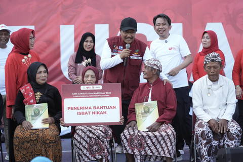 Menteri Sosial Saifullah Yusuf (Gus Ipul) menyapa para peserta isbat nikah di atas panggung saat peringatan Hari Lanjut Usia Nasional (HLUN) 2025 di alun-alun Jember, Jawa Timur, Sabtu (31/5/2025). Foto: Kemensos RI
