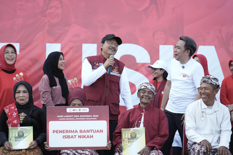 Menteri Sosial Saifullah Yusuf (Gus Ipul) menyapa para peserta isbat nikah di atas panggung saat peringatan Hari Lanjut Usia Nasional (HLUN) 2025 di alun-alun Jember, Jawa Timur, Sabtu (31/5/2025). Foto: Kemensos RI