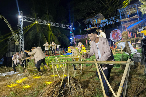 Pelestari 'Angklung Caruk' kesenian Banyuwangi, Mbah Tohan. Foto: kumparan