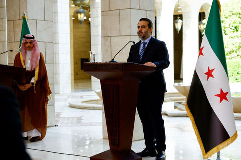 Menteri Luar Negeri Arab Saudi Pangeran Faisal bin Farhan Al Saud dan Menteri Luar Negeri Suriah Asaad Hassan al-Shibani menghadiri konferensi pers di Damaskus, Suriah, Sabtu (31/5/2025). Foto: Yamam al Shaar/REUTERS
