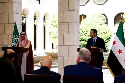 Menteri Luar Negeri Arab Saudi Pangeran Faisal bin Farhan Al Saud dan Menteri Luar Negeri Suriah Asaad Hassan al-Shibani menghadiri konferensi pers di Damaskus, Suriah, Sabtu (31/5/2025). Foto: Yamam al Shaar/REUTERS
