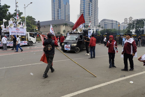 Massa aksi buruh di Patung Kuda membubarkan diri pada Minggu (1/6/2025). Foto: Luthfi Humam/kumparan