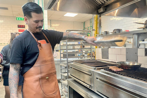 Chef Gabriel Jamias menggunakan kipas untuk teknik masak di The Coach Restaurant. Foto: Salsha Okta Fairuz/kumparan