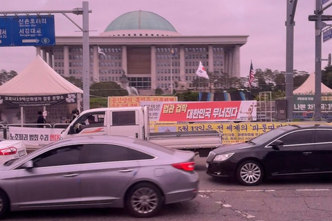 Demonstrasi damai di depan Kantor Parlemen Nasional Korea Selatan, Selasa (20/5/2025). Foto: Tiara Hasna/kumparan