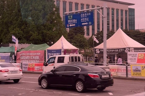 Demonstrasi damai di depan Kantor Parlemen Nasional Korea Selatan, Selasa (20/5/2025). Foto: Tiara Hasna/kumparan