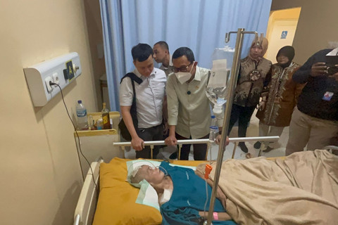 Menteri Kementerian P2MI Abdul Kadir Karding menjenguk Pekerja Migran Indonesia (PMI) di Rumah Sakit Polri, Kramat Jati, Jakarta Timur, Minggu (1/6/2025). Foto: Rayyan Farhansyah/kumparan