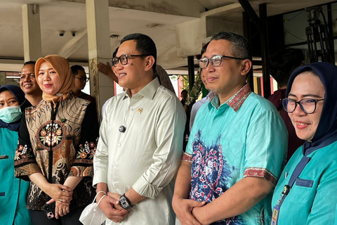 Menteri Kementerian P2MI Abdul Kadir Karding menjenguk Pekerja Migran Indonesia (PMI) di Rumah Sakit Polri, Kramat Jati, Jakarta Timur, Minggu (1/6/2025). Foto: Rayyan Farhansyah/kumparan