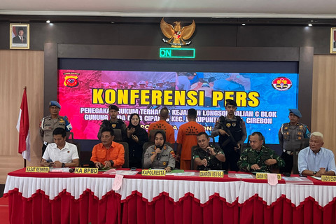 Konferensi pers longsor galian C di Mapolres Cirebon, Jawa Barat, Minggu (1/6/2025). Foto: kumparan