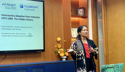 Anna Grundström, salah satu korban adoptee yang lahir di Jakarta dan dibesarkan di Swedia di Forum PRAKSIS Seri ke-9, Jumat (30/5/2025) / Foto: Dok. PRAKSIS