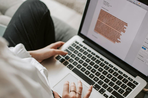 Ilustrasi contoh kata pengantar laporan - Sumber: pexels.com/@vlada-karpovich