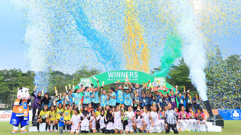 Pemenang MilkLife Soccer Challenge Bandung 2025 di podium juara pada Minggu (1/6) di Lapangan PPI Pussenif, Bandung. Foto: Dok. MilkLife Soccer Challenge