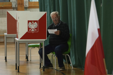 Seorang warga bersiap untuk memberikan suaranya dalam pemungutan suara pemilihan presiden di Warsawa, Polandia, Minggu (1/6/2025). Foto: Czarek Sokolowski/AP Photo