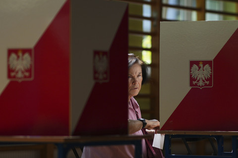 Seorang perempuan bersiap untuk memberikan suaranya dalam pemilihan presiden di Warsawa, Polandia, Minggu (1/6/2025). Foto: Petr David Josek/AP Phot... </div>
<div class=