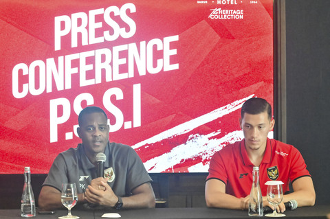 Pelatih Timnas Indonesia Patrick Kluivert (kiri) menyampaikan keterangan bersama pesepak bola Jay Idzes (kanan) saat sesi konferensi pers di Denpasar, Bali, Minggu (1/6/2025). Foto: Fikri Yusuf/ANTARA FOTO