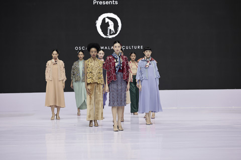 Koleksi DARRA Spring/Summer 2025 oleh Oscar Lawalata Culture di Fashion show BTN Grand Gala di Indonesia Fashion Week 2025 di Jakarta Convention Center (JCC) Senayan, Jakarta, Sabtu (31/5/2025). Foto: BTN Indonesia Fashion Week
