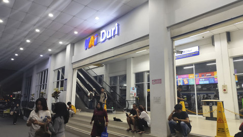 Suasana di Stasiun Duri dan Stasiun Grogol pada Minggu (1/6/2025). Foto... </div>
<div class=