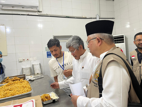 Timwas Haji DPR melakukan sidak ke dapur salah satu penyedia makanan untuk jemaah haji Indonesia, Makkah, Arab Saudi, Senin (1/6/2025). Foto: Dok. Timwas Haji DPR