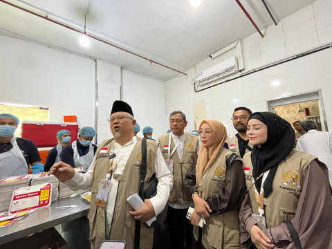Anggota Timwas Haji DPR RI Ansory Siregar yang juga Wakil Ketua Komisi VIII DPR RI dari Fraksi PKS saat sidak ke dapur salah satu penyedia makanan untuk jemaah haji Indonesia, Makkah, Arab Saudi, Senin (1/6/2025). Foto: Dok. Timwas Haji DPR