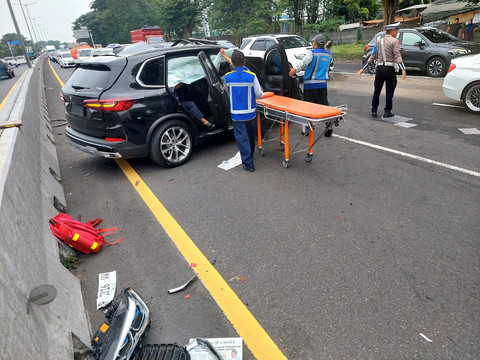 Kondisi mobil BMW yang mengalami kecelakaan di Tol Sidoarjo, Minggu (1/6/2025). Dok. Istimewa