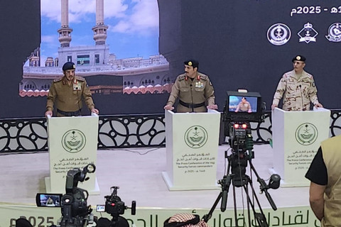Direktur Keamanan Publik Saudi dan Ketua Komite Keamanan Haji Letnan Jenderal Mohammed Al-Bassami (tengah) saat konferensi pers soal pengamanan haji di Makkah, Arab Saudi, Minggu (1/6/2025). Foto: Arifin Asydhad/kumparan