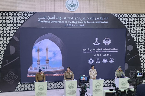 Direktur Keamanan Publik Saudi dan Ketua Komite Keamanan Haji Letnan Jenderal Mohammed Al-Bassami (tengah) saat konferensi pers soal pengamanan haji di Makkah, Arab Saudi, Minggu (1/6/2025). Foto: Arifin Asydhad/kumparan