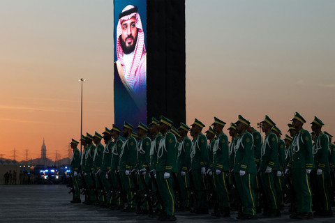 Petugas keamanan pemerintah Kerajaan Arab Saudi mengikuti apel pasukan pengamanan haji 2025 di Arafah, Provinsi Makkah, Arab Saudi,... </div>
<div class=