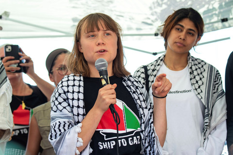 Aktivis iklim Greta Thunberg bertemu dengan wartawan di Catania, Italia, Minggu, (1/6/2025). Foto: Salvatore Cavalli/AP PHOTO