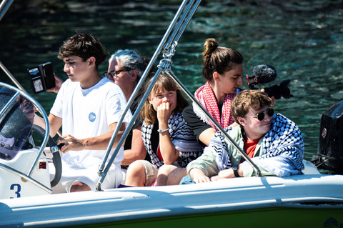 Aktivis iklim Greta Thunberg bersiap menaiki kapal Madleen dan sebelum berlayar menuju Gaza bersama dengan aktivis Koalisi Armada Kebebasan di Catania, Italia, Minggu, (1/6/2025). Foto: Salvatore Cavalli/AP PHOTO