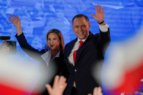 Calon presiden Polandia Karol Nawrocki memberikan keterangan terhadap hasil jajak pendapat putaran kedua pemilihan presiden, di Warsawa, Polandia, Minggu (1/6/2025). Foto: Aleksandra Szmigiel... </div>
<div class=